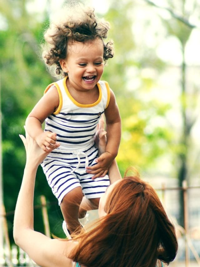 সন্তানকে সময় দিতে পারেন না বলে হীনমন্যতায় ভোগেন? এভাবে পুষিয়ে দিন অভাব