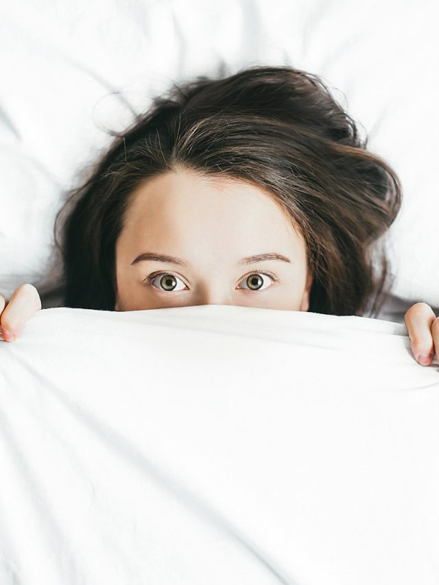 ব্যস্ত জীবনে ঘুমের সঙ্গে কম্প্রোমাইজ! অজান্তেই ৫ বড় ক্ষতি আপনার স্কিনের