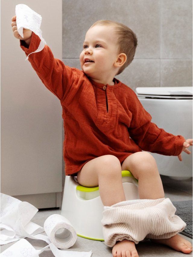 কিছুতেই কমোডমুখো হচ্ছে না ছোট্ট সন্তান? এভাবে দিন Potty Training