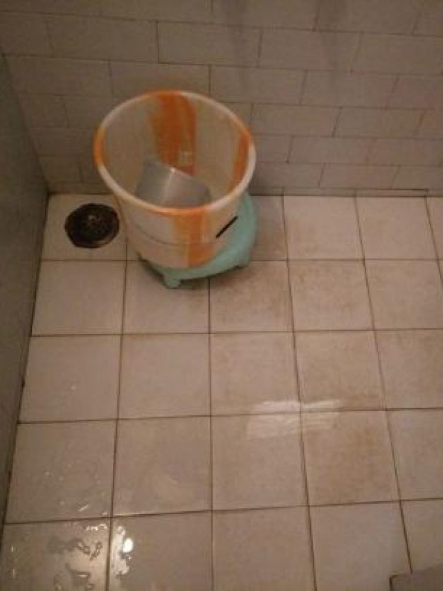 বাথরুমের মেঝেতে পিছলে যাচ্ছে পা, এই এক পাউডারেই হবে ঝকঝকে