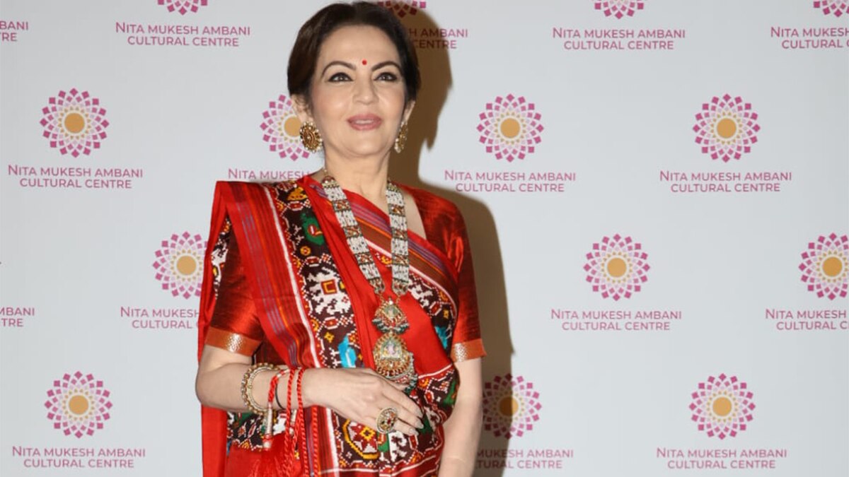लाल साड़ी में नीता अंबानी, दी खुशखबरी- गणपति बप्पा आ रहे हैं घर