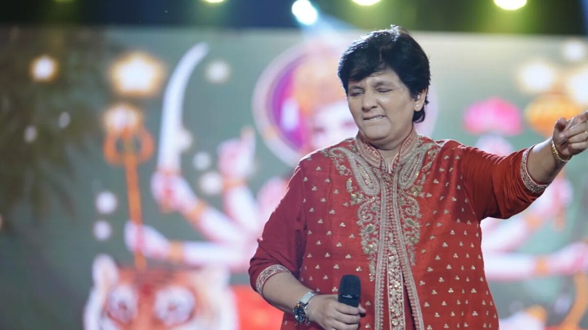 झमाझम बारिश देखकर भी स्टेज से नहीं उतरीं गरबा क्वीन फाल्गुनी, जमकर नाचे फैन्स