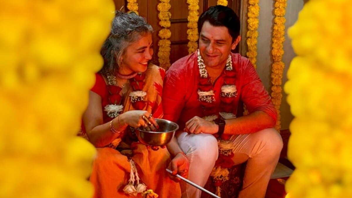 42 साल के एक्टर ने चोरी-चुपके गर्लफ्रेंड से रचाई शादी, वायरल फोटो देख चौंके फैंस