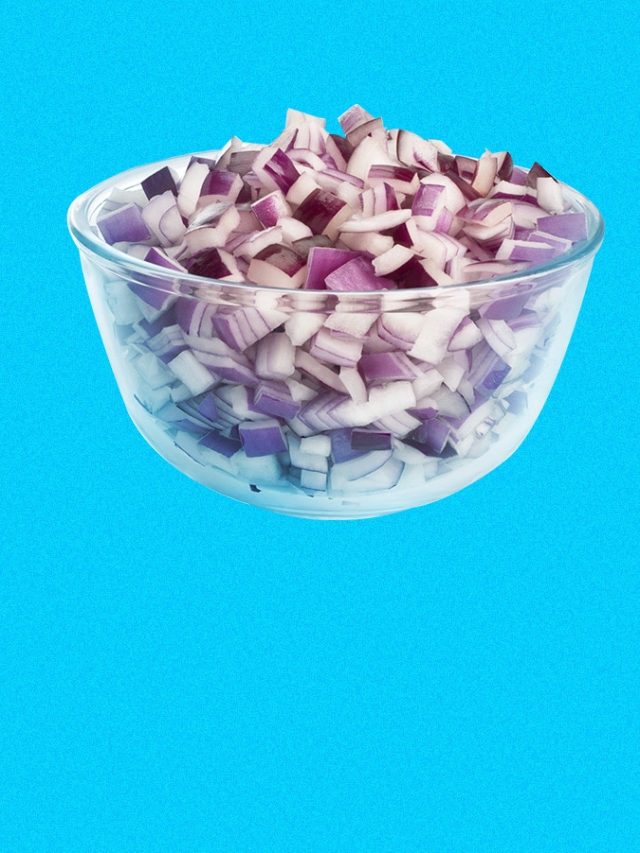 পিলারেই কাটুন কেজি কেজি পেঁয়াজ, ছুরি-বঁটি লাগবে না