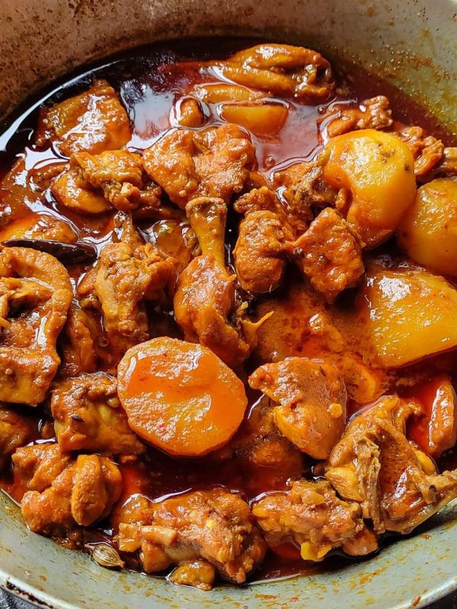 আলু-পেঁপে দিয়ে দেশি মুরগির ঝোল, এভাবে বানালে খাসির মাংস ফেল