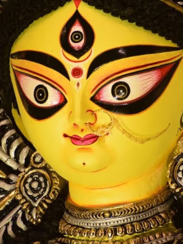 অসুর বধে দুর্গার হাতে এই ১০ অস্ত্র তুলে দিয়েছিলেন দেবতারা, কী কী জানেন