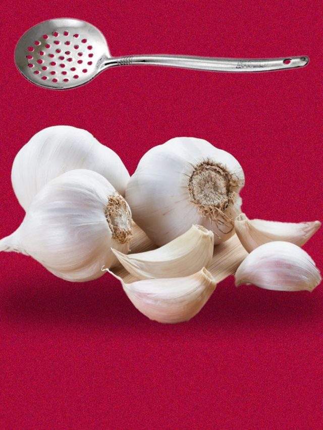 রসুন ছাড়াতে মুশকিল আসান ঝাঁঝরি হাতা, চুটকিতে ছাড়ান কেজি কেজি