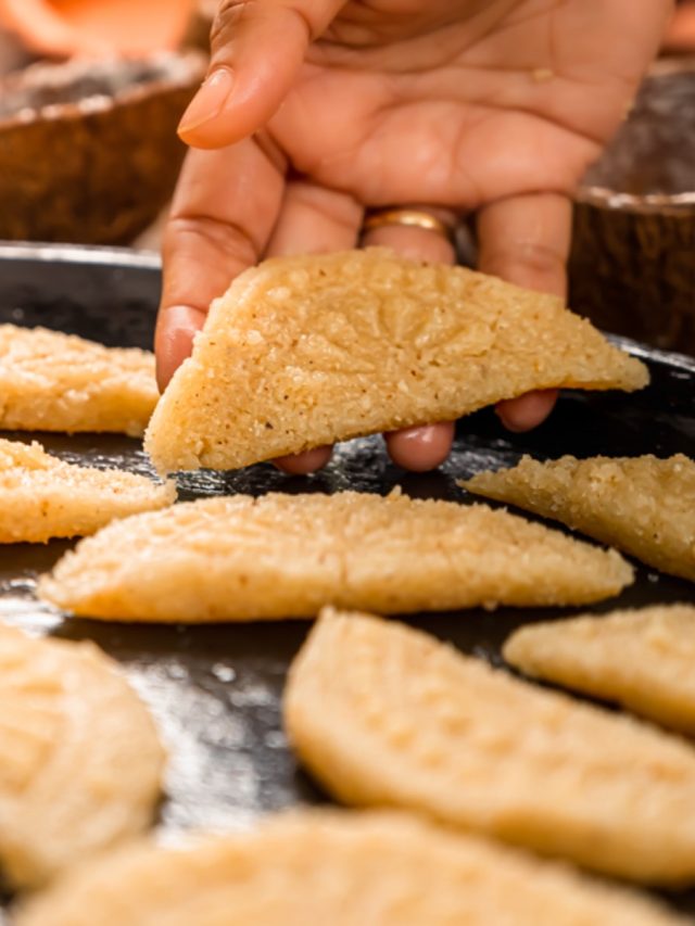 কালী পুজো স্পেশাল মিষ্টি, সামান্য উপকরণেই বানিয়ে ফেলুন চন্দ্রপুলি