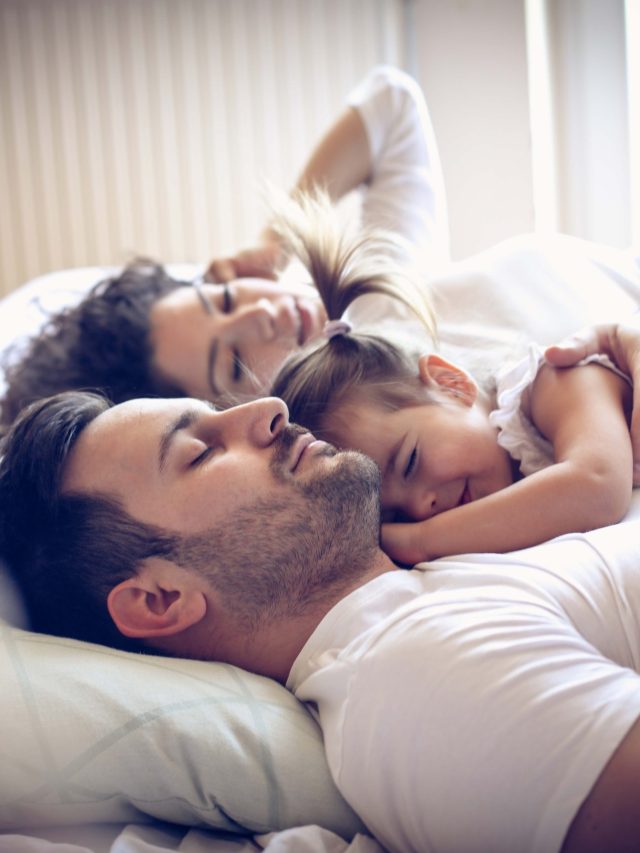 স্বামী-স্ত্রীয়ের মাঝে সন্তান ঘুমোলে কী হয়? না জানলেই ডিভোর্স