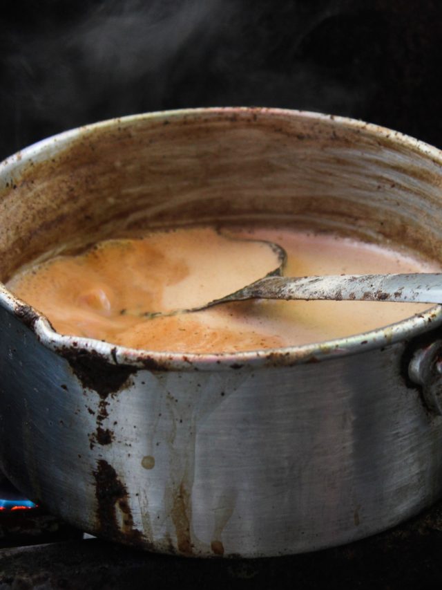 ঠান্ডা চা গরম করে খেলেই ক্যান্সার? এই ভাবে গরম করলে উপকারী