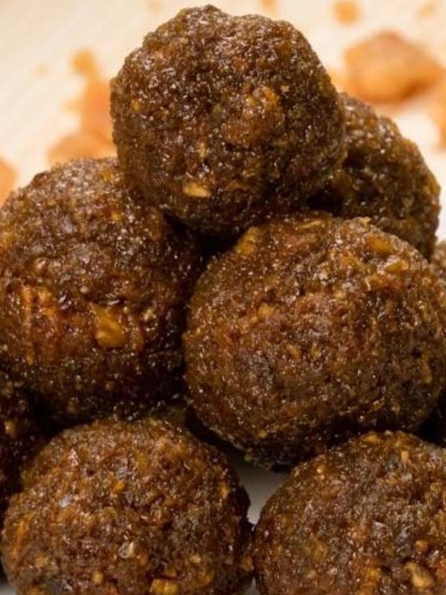 ফ্যাচাং নেই, মুখে লেগে থাকবে গুড়ের নাড়ু,খাঁটি বাঙাল রেসিপি