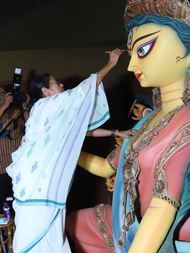 দেবীপক্ষের সূচনা, চেতলা অগ্রণীর প্রতিমার চক্ষুদানে মমতা