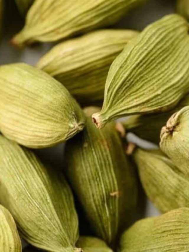 রাতে শুধু  বালিশের নীচে রাখুন ১টা এলাচ, তাতেই শুরু খেলা