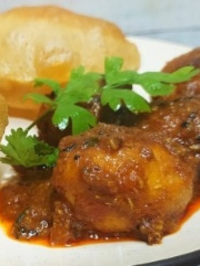 অষ্টমীতে আলুর দমে মেশান এই সিক্রেট মশলা, লুচির সঙ্গে জমে যাবে