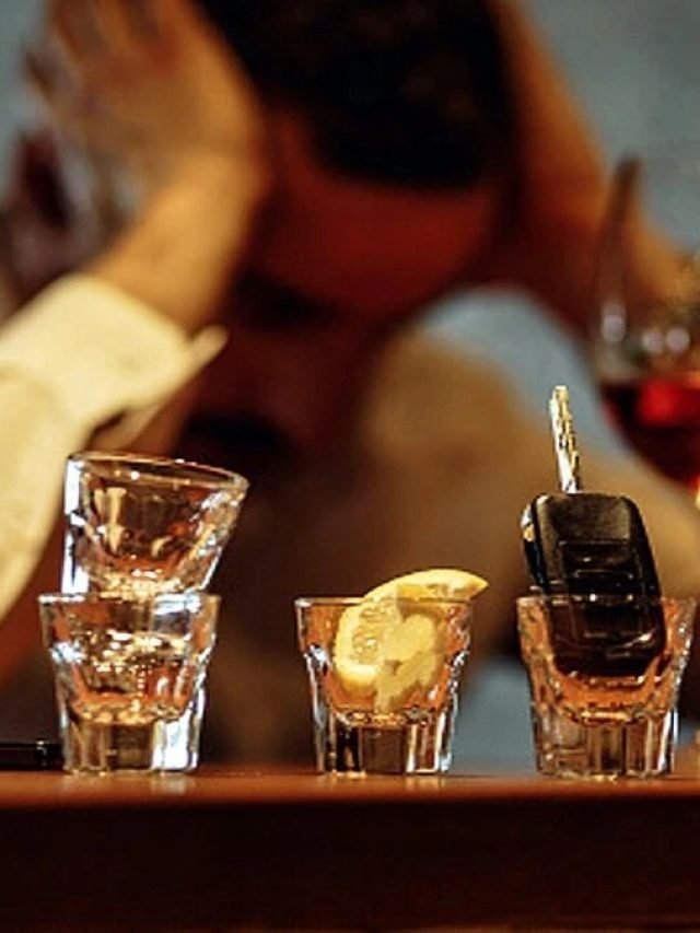 পুজোয় বাড়তি মদে চাপ পড়তে পারে লিভারে, কীভাবে বাঁচবেন?