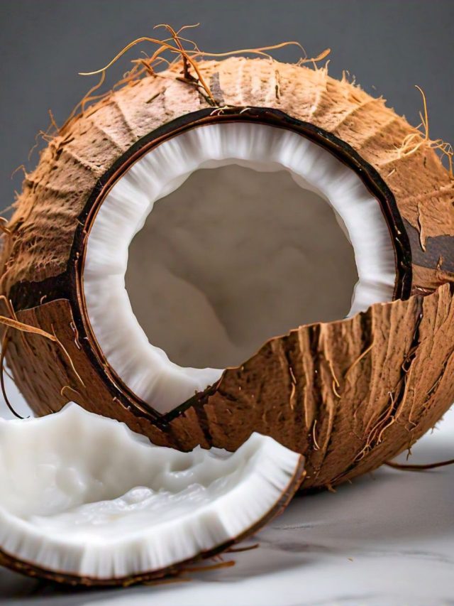 এভাবে মাত্র কয়েক মিনিটেই ছাড়ান নারকেলের খোসা! সহজ হ্যাকস