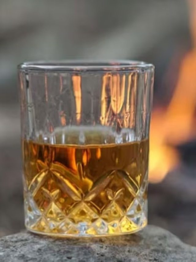 ভাজা ছোলা না বাদাম মদ খাওয়ার সময় কোনটা সেরা চাট?