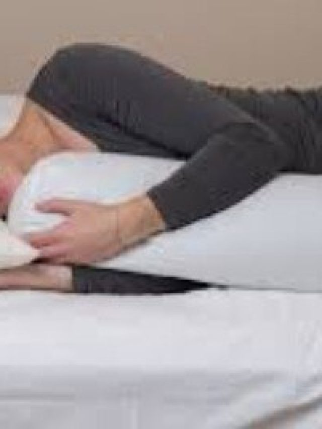 কোলবালিশ জাপটে ধরে ঘুমোলে এসব হয়, জেনে রাখুন