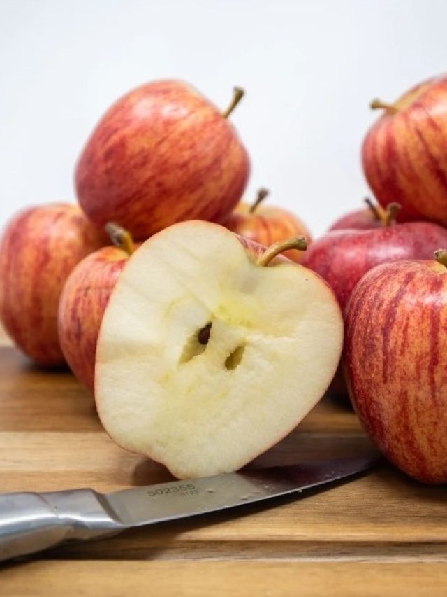 আপেল কাটলেই হয়ে যাচ্ছে কালো, মুশকিল আসান হবে ফলওয়ালার টিপসে