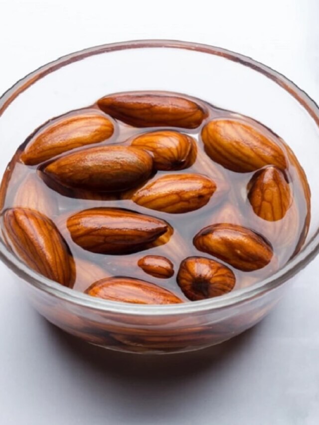 बादाम के छिलकों को फेंकने की बजाय ऐसे करें यूज, हड्डियां, बाल, दांत सब होंगे मजबूत