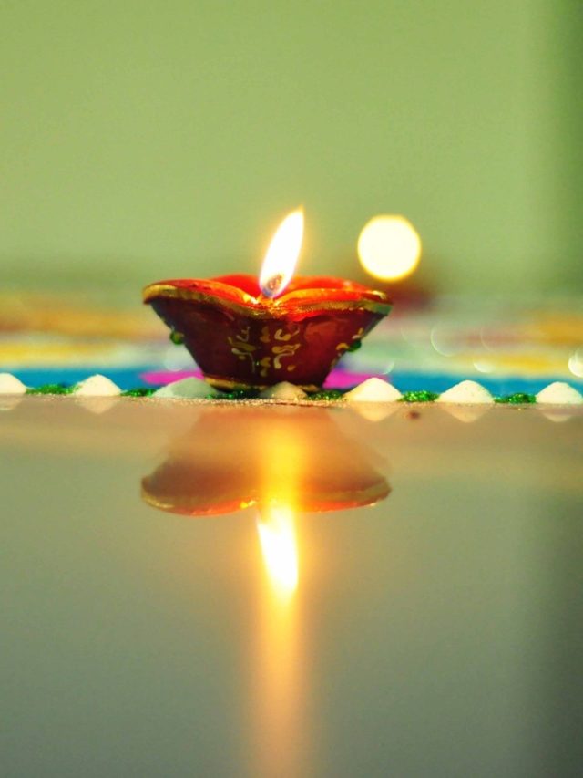 रोजाना घर की इस जगह पर जलाएं दीया, हाथ में हमेशा रहेगा पैसा