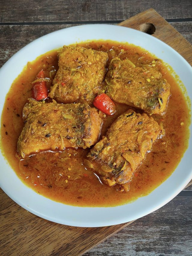 টমেটো আর আলু দিয়ে মাছের পাতলা ঝোল, গরম ভাতে এটাই চাই