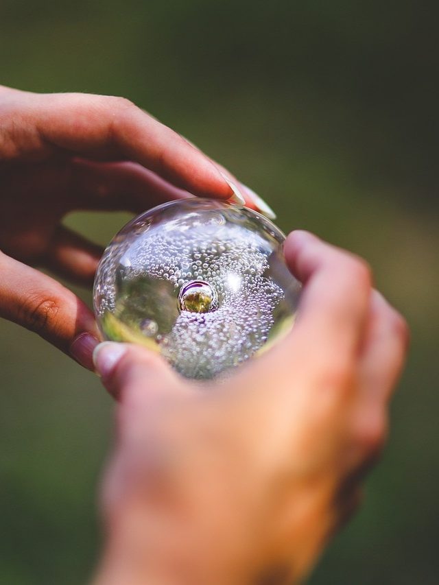 বাড়ির এখানে রাখুন ক্রিস্টাল বল, টাকা আসবে হু হু করে