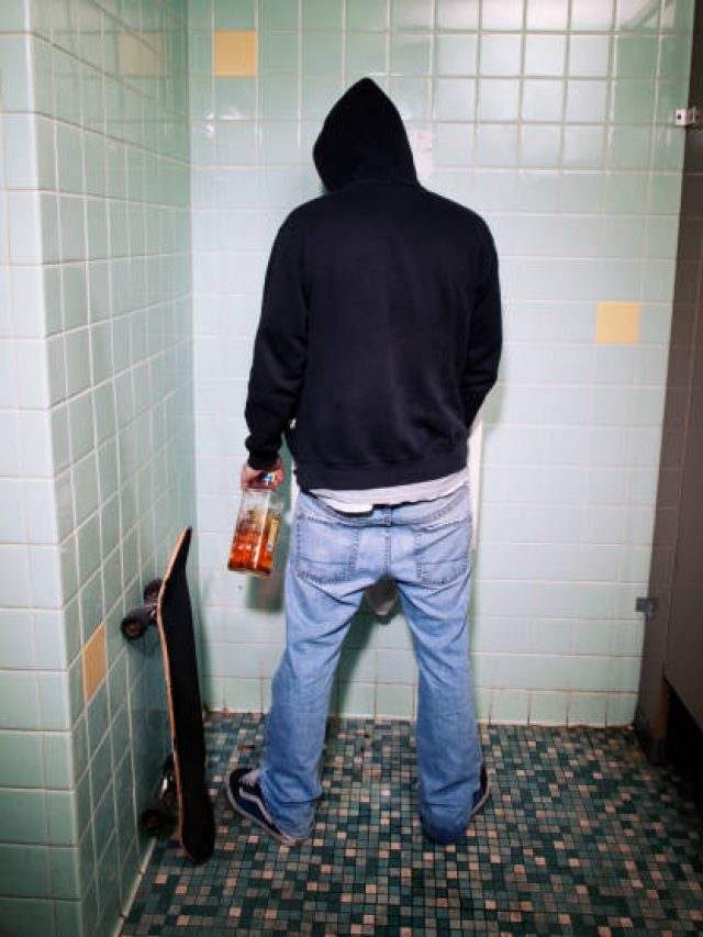 দাঁড়িয়ে নাকি বসে, পুরুষদের কীভাবে প্রস্রাব করা স্বাস্থ্যের জন্য ভাল?