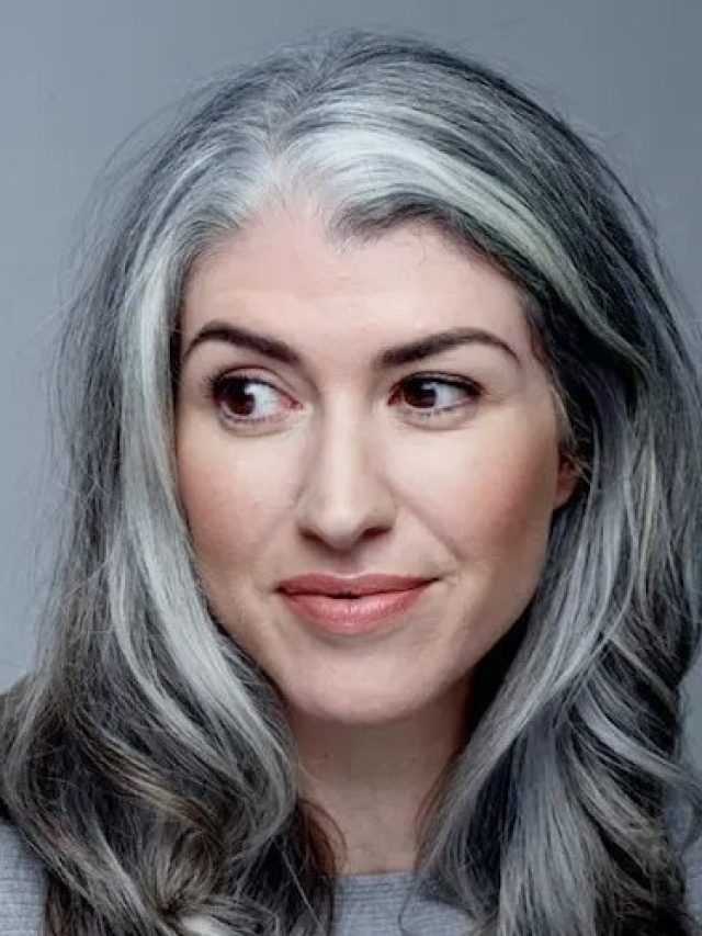 কোন ভিটামিনের কারণে অকালে পাক ধরে চুলে? ঝটপট জানুন