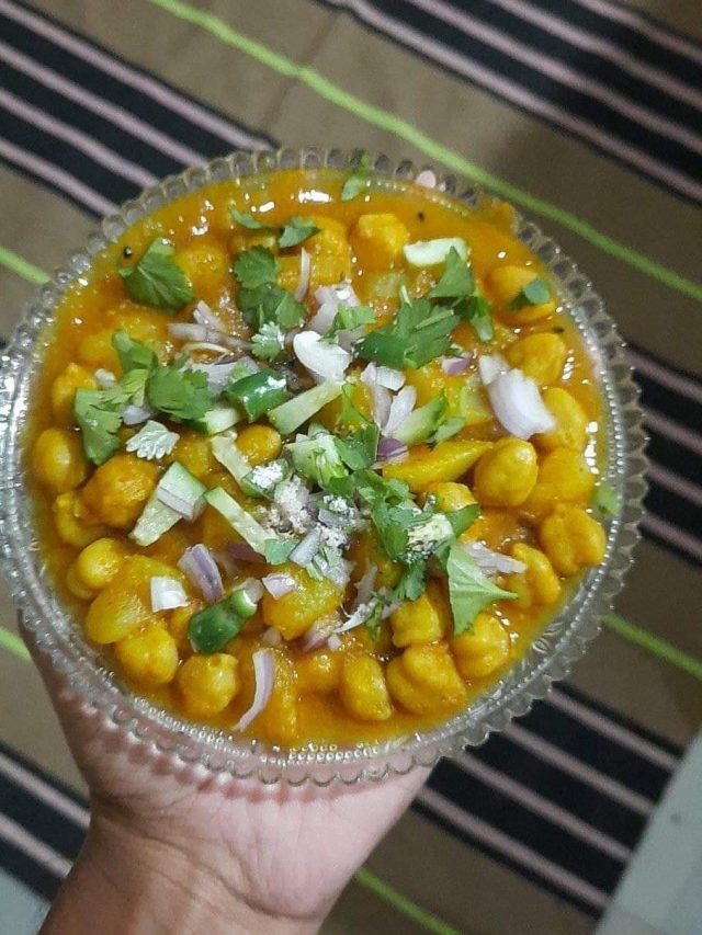 Subha Vijaya Recipe: বিজয়াতে হোক এক প্লেট ঘুগনি, মাটন কিমা মুখে পড়লে স্বাদই পাল্টে যাবে