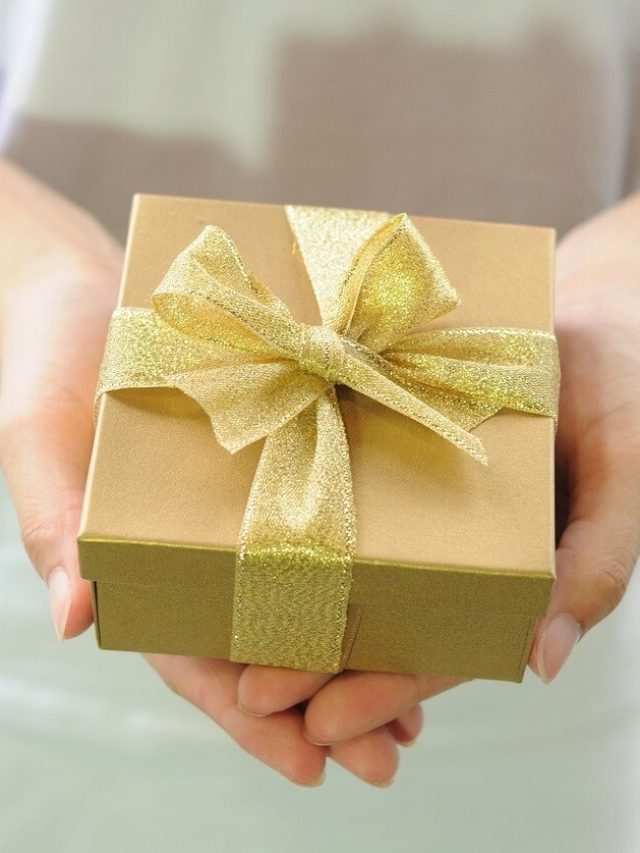 গিফটে পেলেও এই জিনিসগুলো বাড়িতে ঢোকাবেন না, কাঙাল হবেন