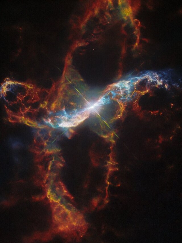 '700 light-years from Earth': Hubble Space Telescope captures detailed view of  binary star R Aquarii