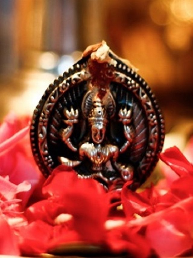 शाम को घर की इस जगह जलाएं दीपक, धन का अंबार लगा देंगी लक्ष्मी