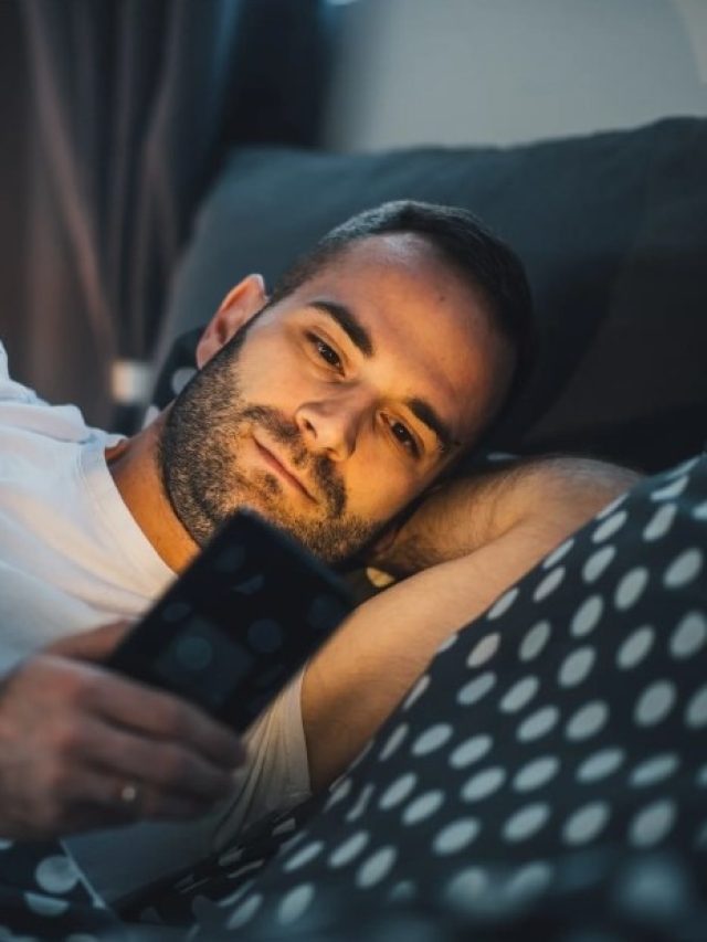 রাতে শোওয়ার সময় কতটা দূরে মোবাইল রাখবেন? জানাটা দরকার