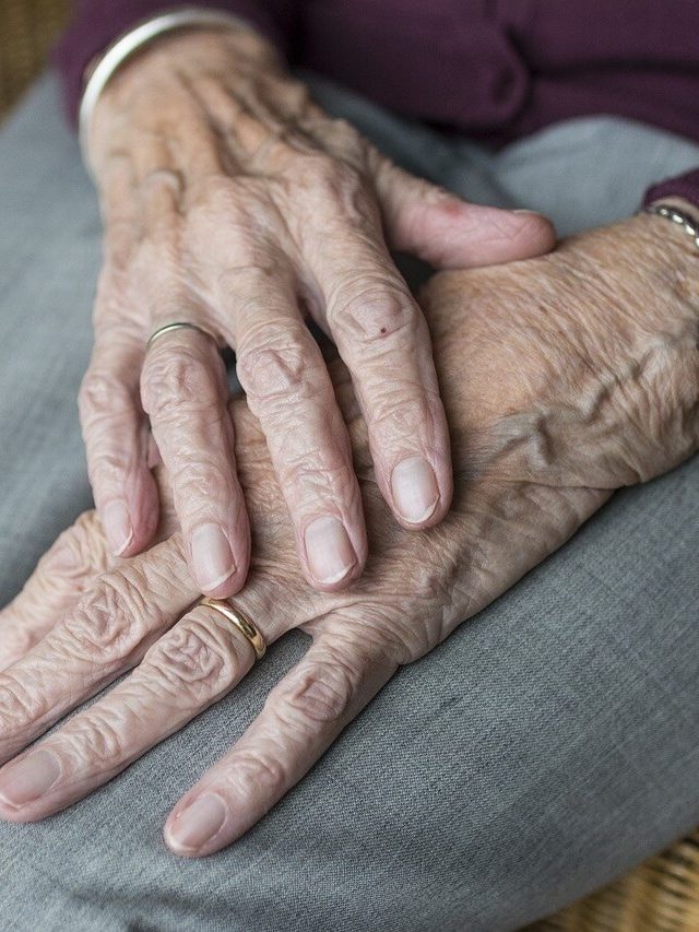 ছেলে-মেয়ের কাঁধের বোঝা হতে না চাইলে এখনই করুন এই কাজ