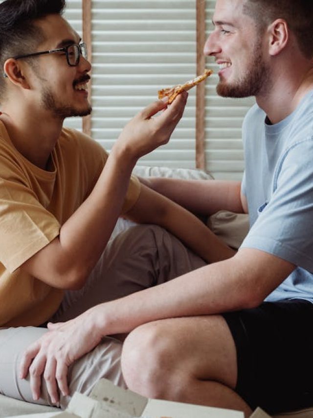 যখন তখন বন্ধুদের এঁটো খাচ্ছেন, জানেন শরীরে কি ডেকে আনছেন