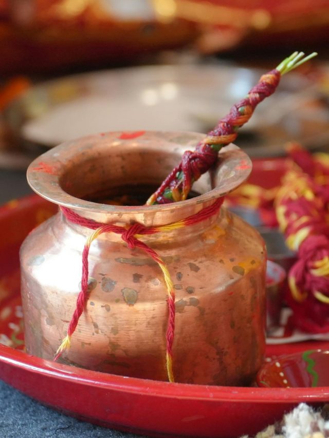 ঘষা-মাজা ছাড়াই ১০ সেকেন্ডে পরিষ্কার হবে পুজোর বাসন, বানিয়ে নিন এই 'জাদুকরী জল'