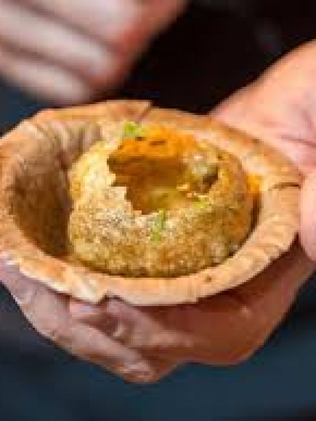 পুজোয় জমিয়ে খান ফুচকা, খেলেই পাবেন এইসব উপকার