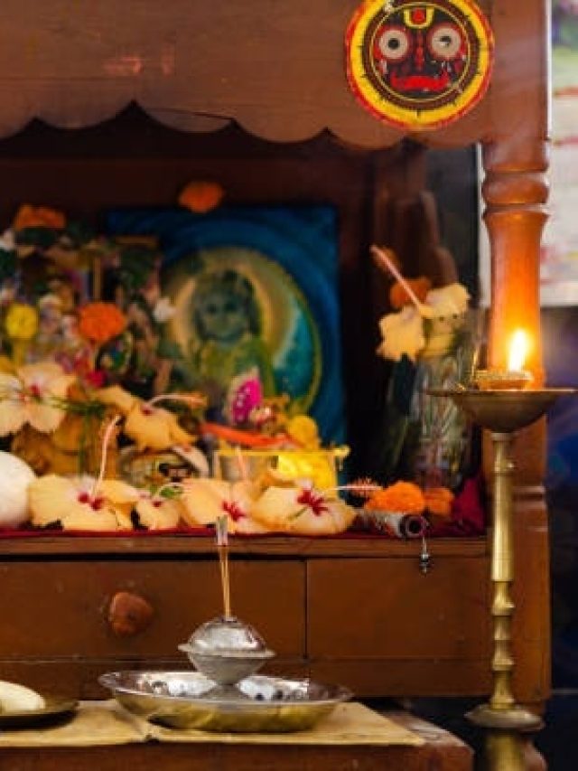 घर में लकड़ी का मंदिर रखने से पहले जान लें ये 5 नियम, नहीं तो...