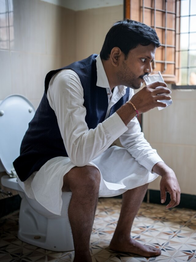 পায়খানা দিয়ে বেরোবে কোলেস্টেরল, রাতে গরম জলে দিন এই জিনিস