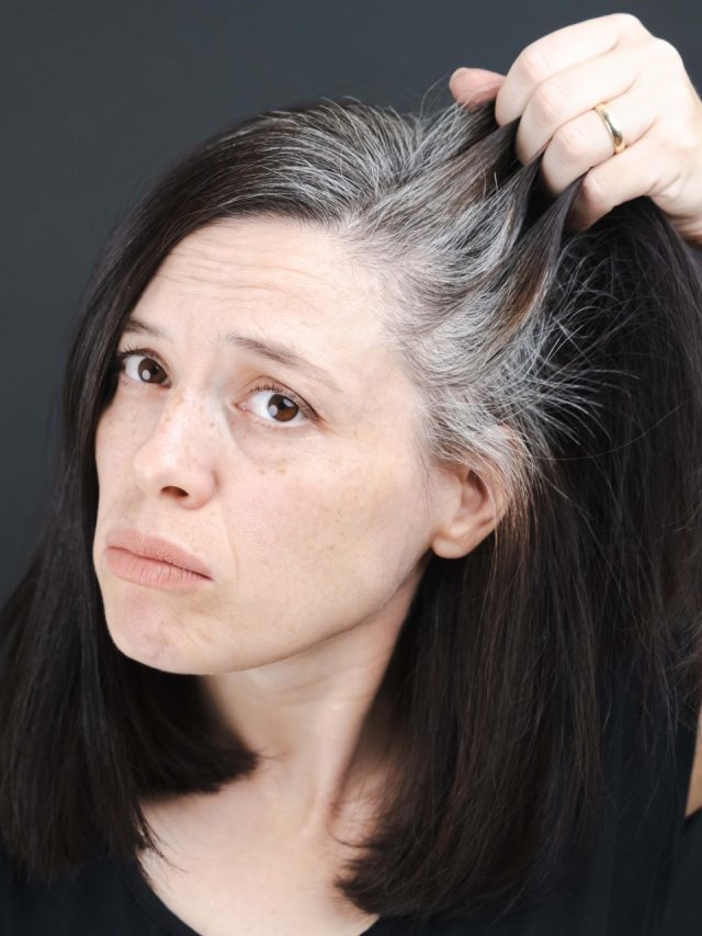 শরীরে এই ভিটামিনের অভাবেই চুল অকালে পাকে ও ঝরে, দেখুন