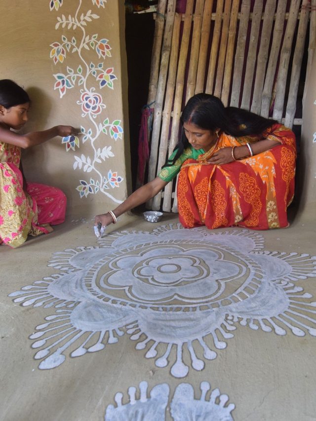 লক্ষ্মীপুজোয় কী রকম আলপনায় ঘরে সুখ-টাকার বৃষ্টি হয়?