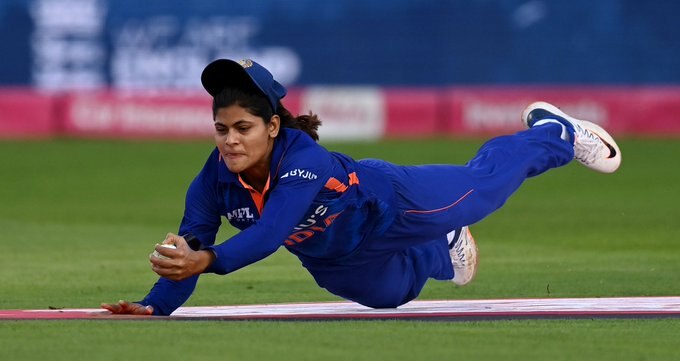 पंड्या का कैच तो कुछ भी नहीं... राधा यादव को देखकर हैरान रह जाओगे, VIDEO