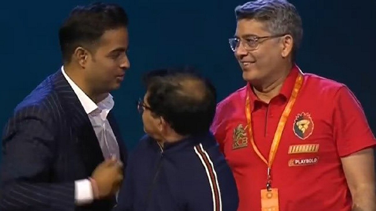 आकाश अंबानी हुए कोहली की टीम से खुश... IPL नीलामी में उठकर किया ये काम