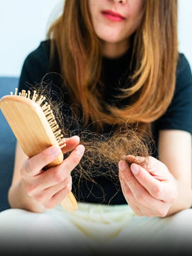 कंघी करते समय महिलाओं के कितने बाल टूटना नॉर्मल हैं? डर्मेटोलॉजिस्ट ने बताया