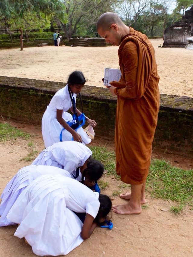 लंदन में पढ़ाई, लग्जरी लाइफ... कौन है सब त्याग बौद्ध भिक्षु बना करोड़पति का बेटा?