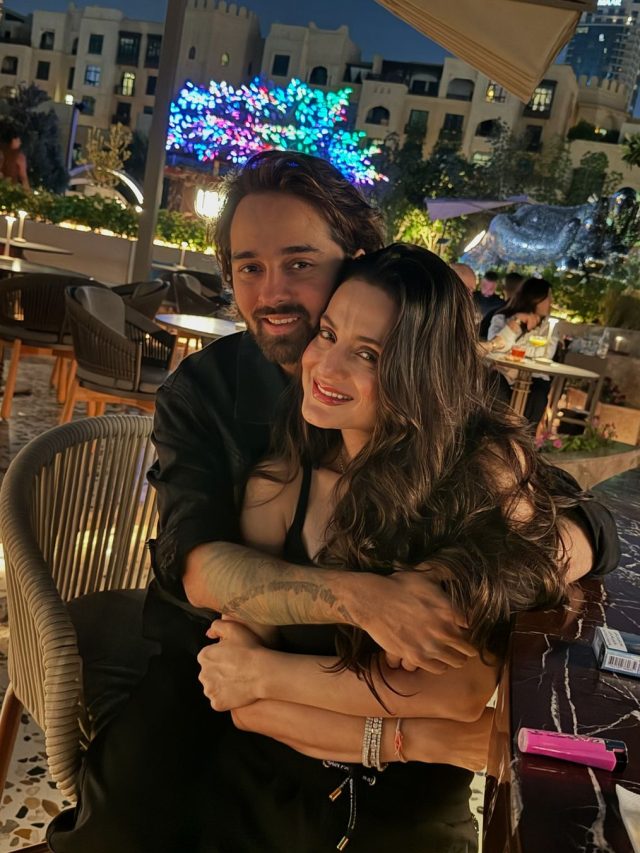 करोड़पति बिजनेसमैन की बांहों में अमीषा, गोद में बैठकर दिए पोज, यूजर्स बोले- अफेयर चल रहा?