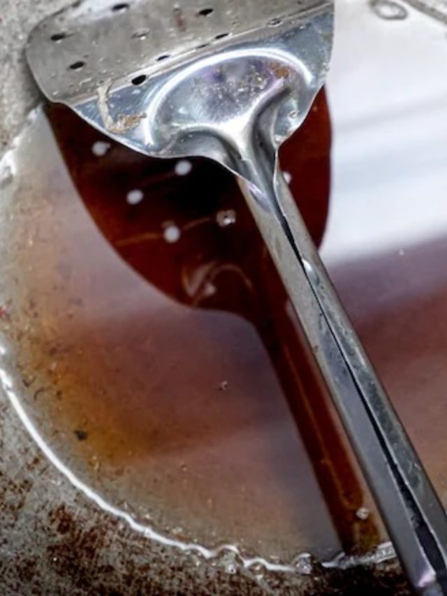 ভাজাভুজির পর কড়াইতে  বেঁচে গেছে তেল, না ফেলে এই ৫ উপায়ে কাজে লাগান