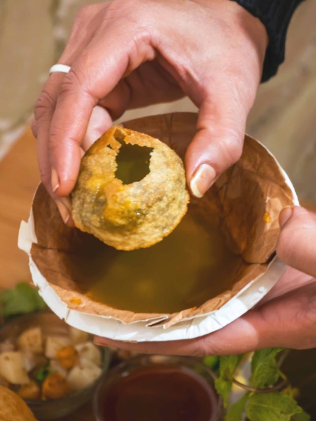 শুনলেই জিভে জল আসে,  সুপারফ্যানরাও ফুচকার ইংরেজি বলতে ডাহা ফেল