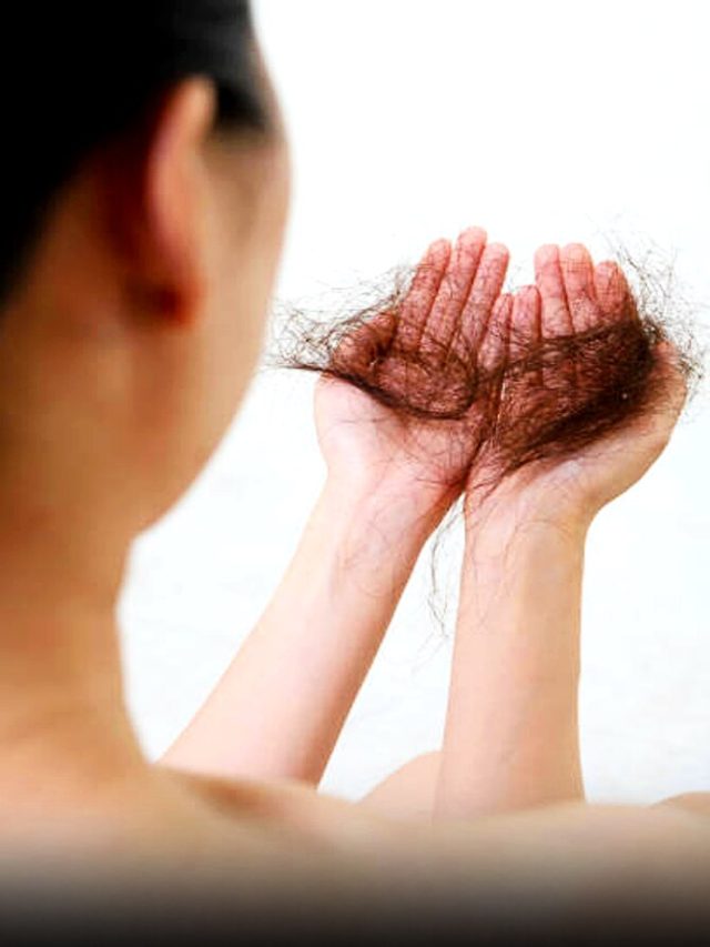 1 दिन में कितने बाल झड़ना नॉर्मल है? हेयर एक्सपर्ट ने बताया